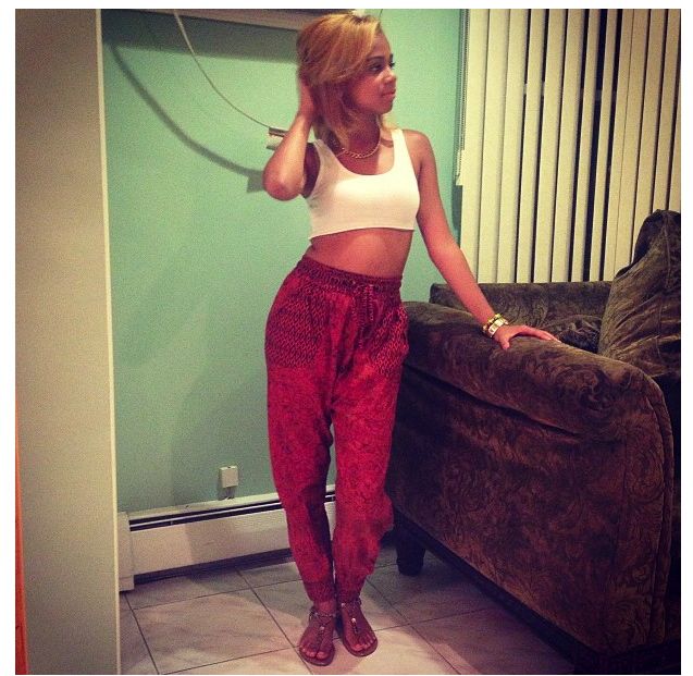 Did we mentioned that we love joggers and cropped tops? @_nakedtruthh